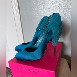 Vintage Betsey Johnson Teal Satin High Heel Pumps in size 7